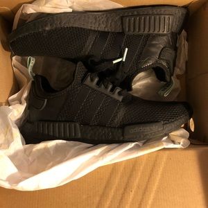 NMD R1 triple black / clear mint